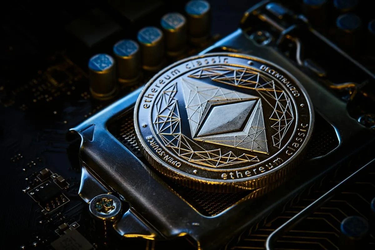 Chainlink Oracles Explained: How Price Feeds Protect — and Sometimes Fail — Your DeFi Positions